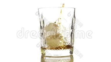 金色威士忌倒入<strong>玻璃杯</strong>中。 将威士忌或白兰地倒入带有白色背景冰块的<strong>玻璃杯</strong>中
